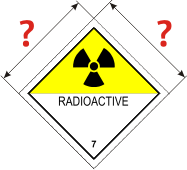 Какого размера должны быть большие знаки опасности, которые прикрепляются к транспортному средству, перевозящему радиоактивные материалы?
