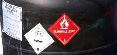 Какими видами опасности обладает содержимое упаковки, если она обозначена показанными на рисунке знаками опасности?